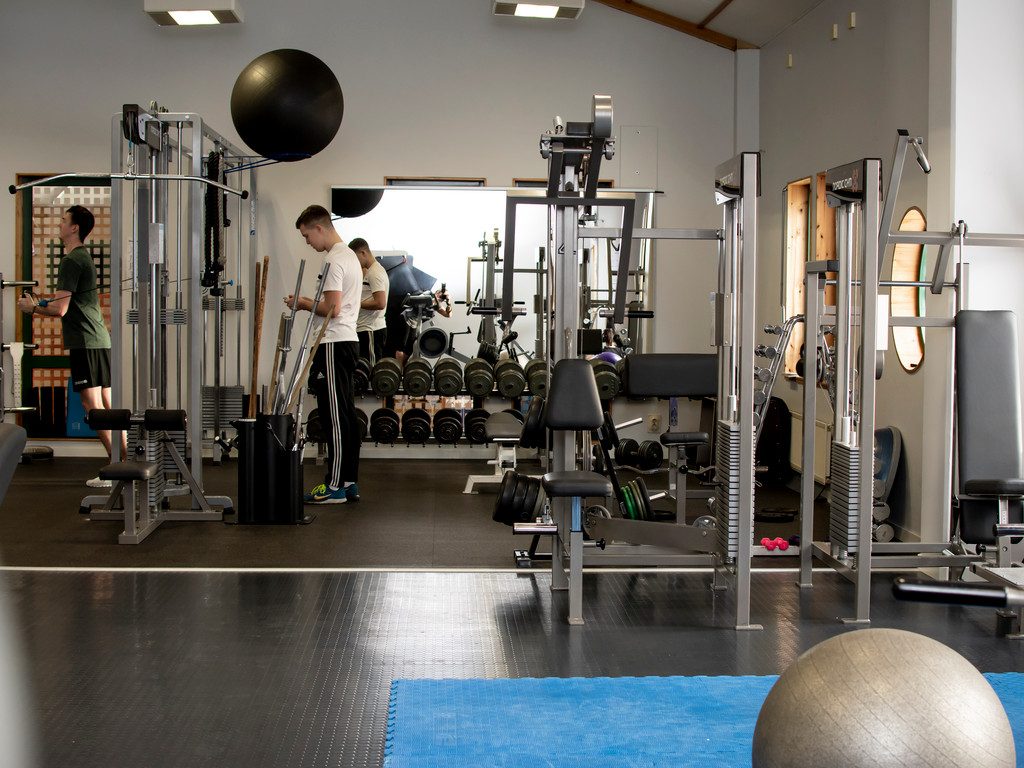 Kille tränar på gym